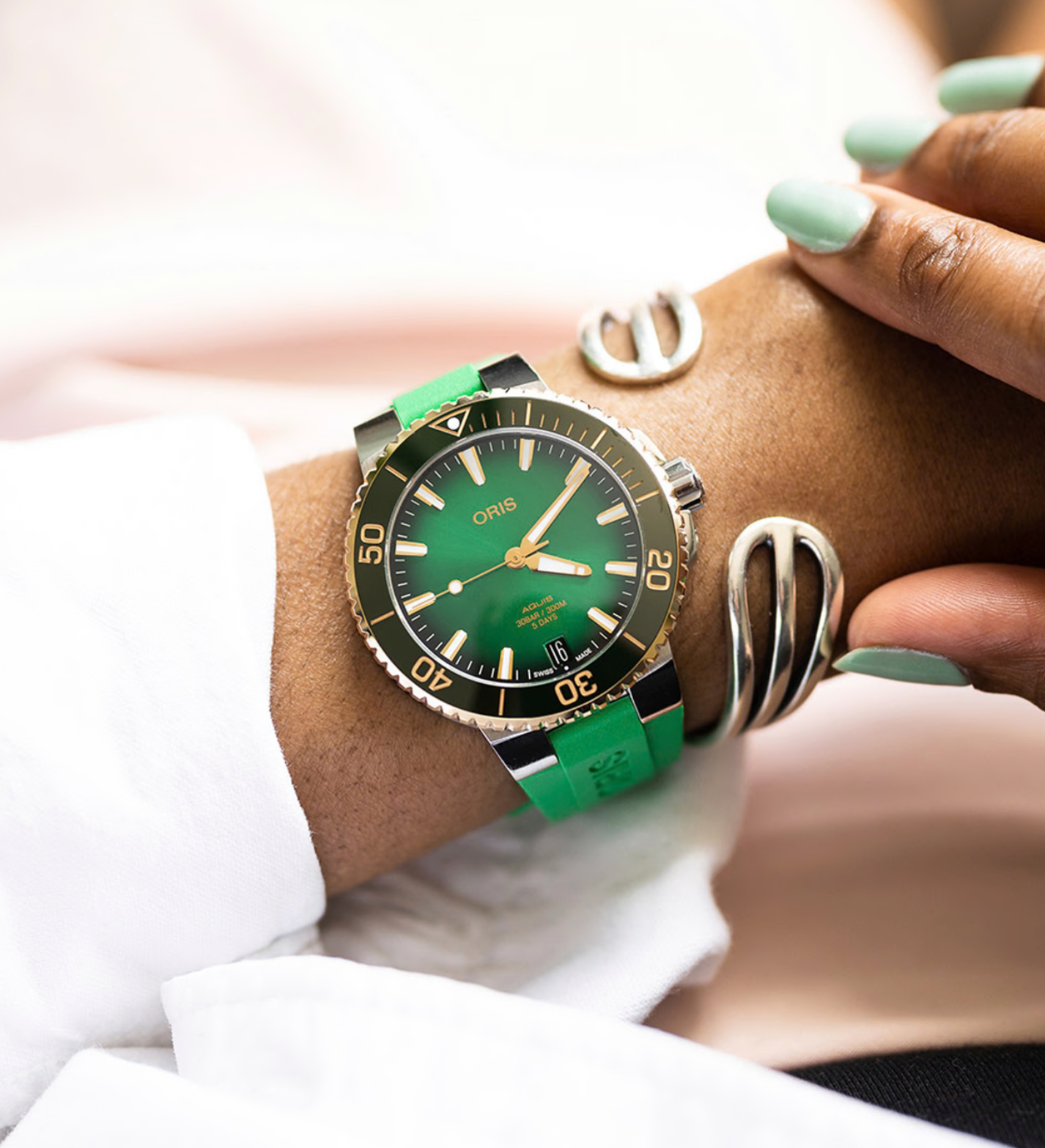 01 400 7769 6357-07 4 22 77FC Aquis Date Cal, 400 Bisco - Dial: Green, Strap: RS Green