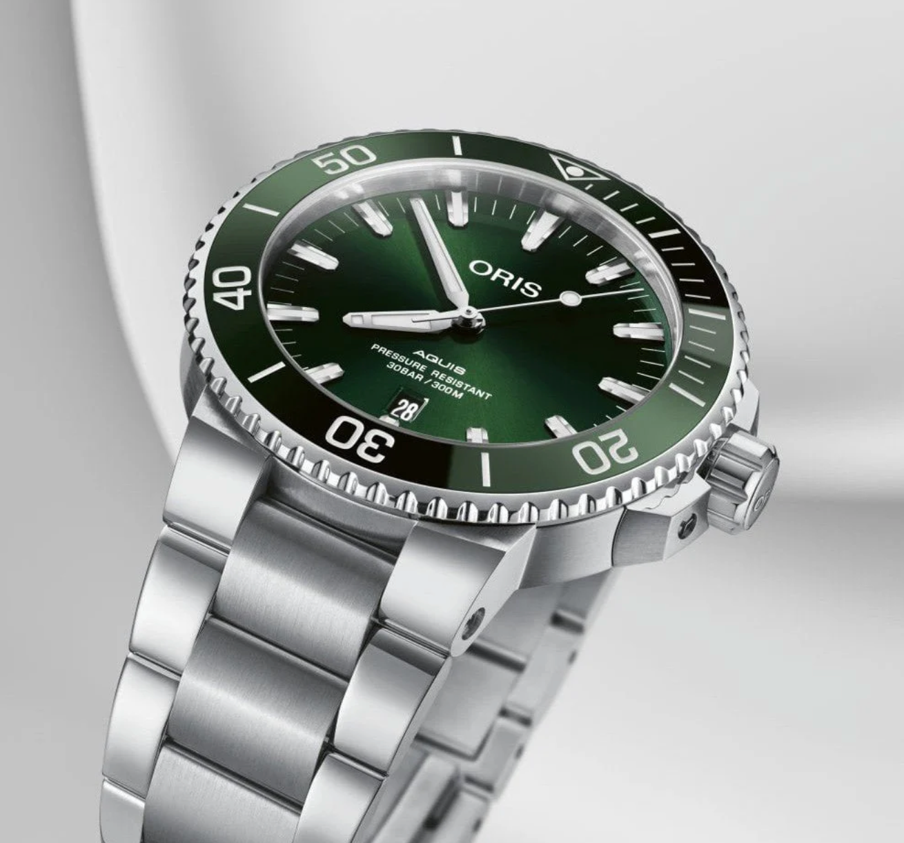 01 733 7789 4157-07 8 23 04PEB AQUIS DATE GREEN DIAL